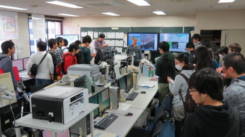 気象資料総合処理システムを見学(10月)